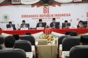 Pimpinan DPRD bersama Bupati dan Wabup Pamekasan mengikuti agenda mendengarkan Pidato Kenegaraan Presiden RI secara virtual di Ruang Paripurna DPRD.