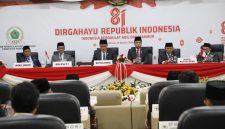 Pimpinan DPRD bersama Bupati dan Wabup Pamekasan mengikuti agenda mendengarkan Pidato Kenegaraan Presiden RI secara virtual di Ruang Paripurna DPRD.