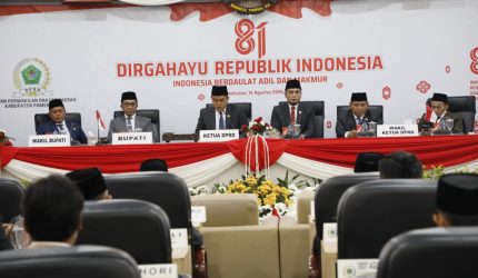 Pimpinan DPRD bersama Bupati dan Wabup Pamekasan mengikuti agenda mendengarkan Pidato Kenegaraan Presiden RI secara virtual di Ruang Paripurna DPRD.