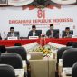 Pimpinan DPRD bersama Bupati dan Wabup Pamekasan mengikuti agenda mendengarkan Pidato Kenegaraan Presiden RI secara virtual di Ruang Paripurna DPRD.