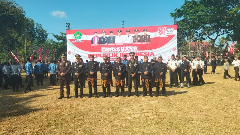Sesi foto bersama Bupati dan Wabup Pamekasan bersama Forkopimda Pamekasan usai menggelar upacara HUT ke-81 RI.