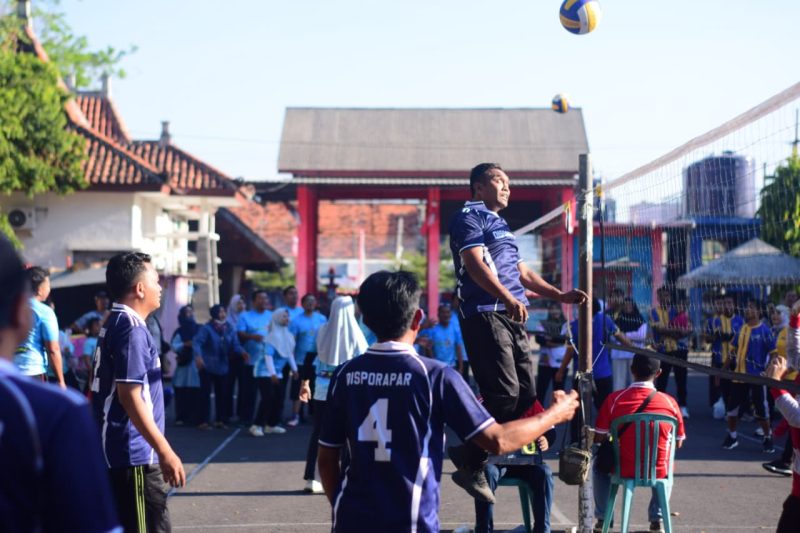 Suasana lomba bola Voli Gembira yang digelar Disporapar Pamekasan.