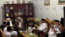 Sembilan Kiai sepuh yang tergabung dalam Ahlul Halli wal ‘Aqdi (AHWA) melakukan musyawarah.