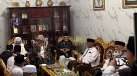 Sembilan Kiai sepuh yang tergabung dalam Ahlul Halli wal ‘Aqdi (AHWA) melakukan musyawarah.