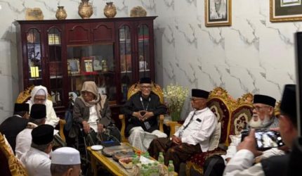 Sembilan Kiai sepuh yang tergabung dalam Ahlul Halli wal ‘Aqdi (AHWA) melakukan musyawarah.