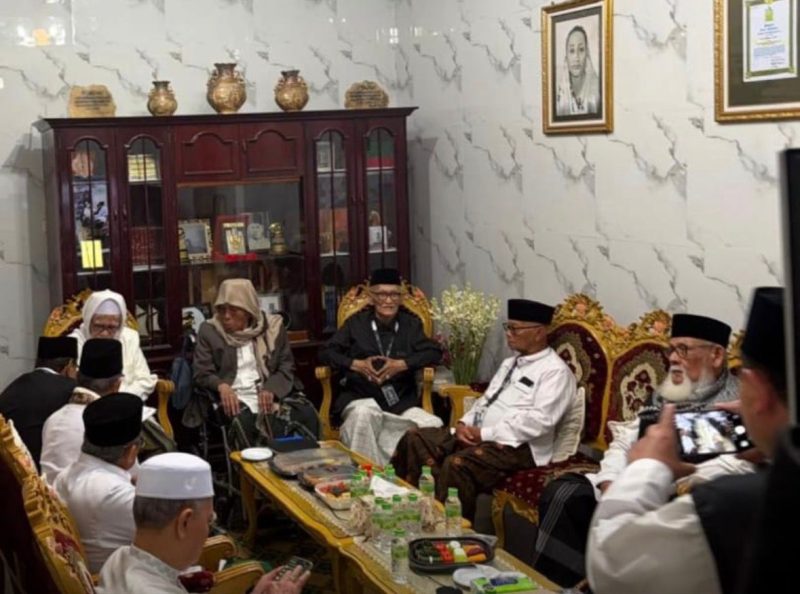 Sembilan Kiai sepuh yang tergabung dalam Ahlul Halli wal ‘Aqdi (AHWA) melakukan musyawarah.