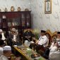 Sembilan Kiai sepuh yang tergabung dalam Ahlul Halli wal ‘Aqdi (AHWA) melakukan musyawarah.