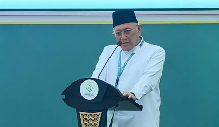 Ketua Umum Pengurus Besar Nahdlatul Ulama (PBNU) masa khidmah 2026–2031, KH Abdul Hakim Mahfudz atau Gus Kikin, saat memberikan sambutan diacara penutupan Muktamar ke-35 NU.