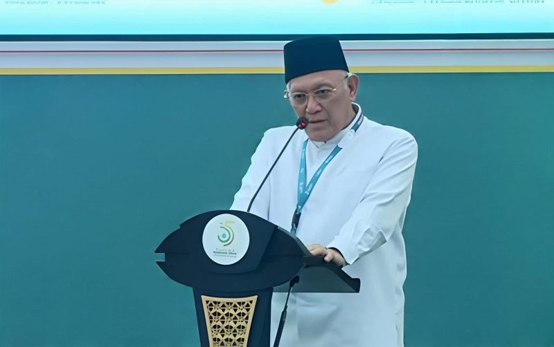 Ketua Umum Pengurus Besar Nahdlatul Ulama (PBNU) masa khidmah 2026–2031, KH Abdul Hakim Mahfudz atau Gus Kikin, saat memberikan sambutan diacara penutupan Muktamar ke-35 NU.
