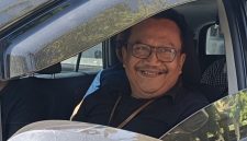 Kepala Seksi Intelijen Kejari Pamekasan, Agus Setiyo Budi, berada di Mobil.