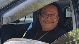 Kepala Seksi Intelijen Kejari Pamekasan, Agus Setiyo Budi, berada di Mobil.