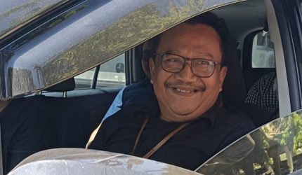 Kepala Seksi Intelijen Kejari Pamekasan, Agus Setiyo Budi, berada di Mobil.