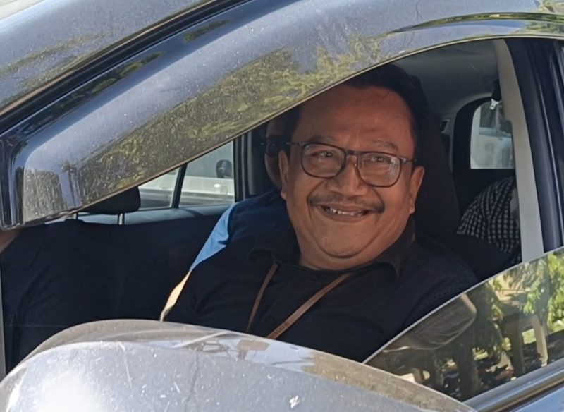 Kepala Seksi Intelijen Kejari Pamekasan, Agus Setiyo Budi, berada di Mobil.