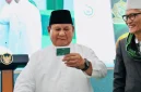 Momentum Presiden RI Prabowo Subianto memegang Kartanu yang diberikan PBNU.