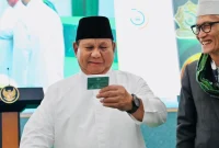 Momentum Presiden RI Prabowo Subianto memegang Kartanu yang diberikan PBNU.