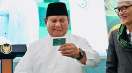 Momentum Presiden RI Prabowo Subianto memegang Kartanu yang diberikan PBNU.