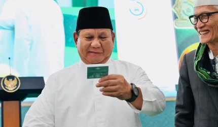 Momentum Presiden RI Prabowo Subianto memegang Kartanu yang diberikan PBNU.