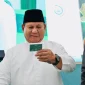 Momentum Presiden RI Prabowo Subianto memegang Kartanu yang diberikan PBNU.