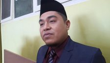 Ketua DPRD Pamekasan, Ali Masykur, saat diwawancarai.
