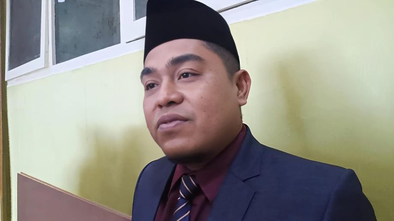 Ketua DPRD Pamekasan, Ali Masykur, saat diwawancarai.