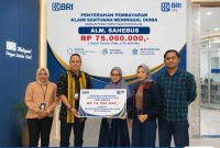 Penyerahan santunan kepada ahli waris nasabah BRI.