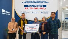 Penyerahan santunan kepada ahli waris nasabah BRI.