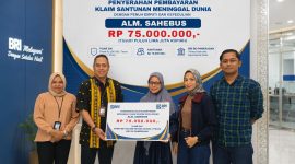 Penyerahan santunan kepada ahli waris nasabah BRI.