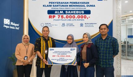 Penyerahan santunan kepada ahli waris nasabah BRI.