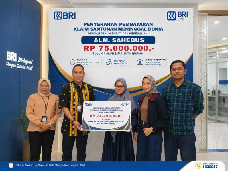 Penyerahan santunan kepada ahli waris nasabah BRI.