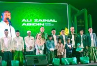 Sesi foto bersama Founder Bashra BIP, Bang Ali, setelah menyerahkan bantuan sosial kepada anak yatim secara simbolis.