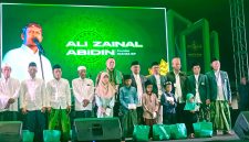 Sesi foto bersama Founder Bashra BIP, Bang Ali, setelah menyerahkan bantuan sosial kepada anak yatim secara simbolis.