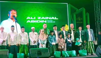 Sesi foto bersama Founder Bashra BIP, Bang Ali, setelah menyerahkan bantuan sosial kepada anak yatim secara simbolis.