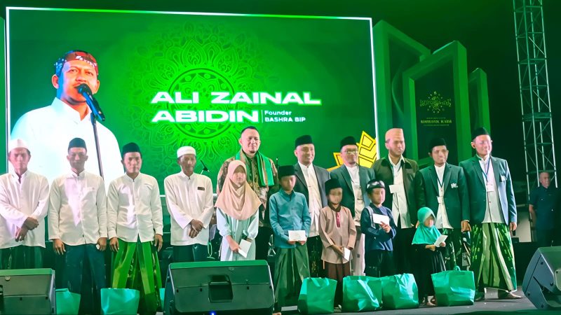 Sesi foto bersama Founder Bashra BIP, Bang Ali, setelah menyerahkan bantuan sosial kepada anak yatim secara simbolis.