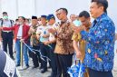 Founder Bashra BIP, Ali Zainal Abidin bersama Kepala Kantor Wilayah Ditjenpas Jawa Timur, memotong pita sebagai simbol dimulainya pendistribusian hasil ternak ayam petelur.
