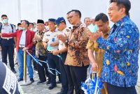 Founder Bashra BIP, Ali Zainal Abidin bersama Kepala Kantor Wilayah Ditjenpas Jawa Timur, memotong pita sebagai simbol dimulainya pendistribusian hasil ternak ayam petelur.