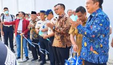 Founder Bashra BIP, Ali Zainal Abidin bersama Kepala Kantor Wilayah Ditjenpas Jawa Timur, memotong pita sebagai simbol dimulainya pendistribusian hasil ternak ayam petelur.