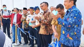 Founder Bashra BIP, Ali Zainal Abidin bersama Kepala Kantor Wilayah Ditjenpas Jawa Timur, memotong pita sebagai simbol dimulainya pendistribusian hasil ternak ayam petelur.