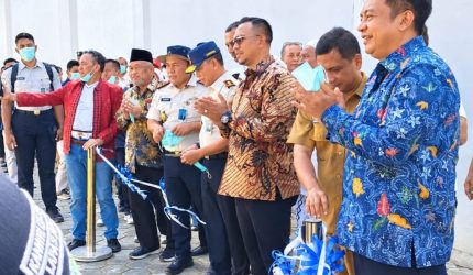 Founder Bashra BIP, Ali Zainal Abidin bersama Kepala Kantor Wilayah Ditjenpas Jawa Timur, memotong pita sebagai simbol dimulainya pendistribusian hasil ternak ayam petelur.