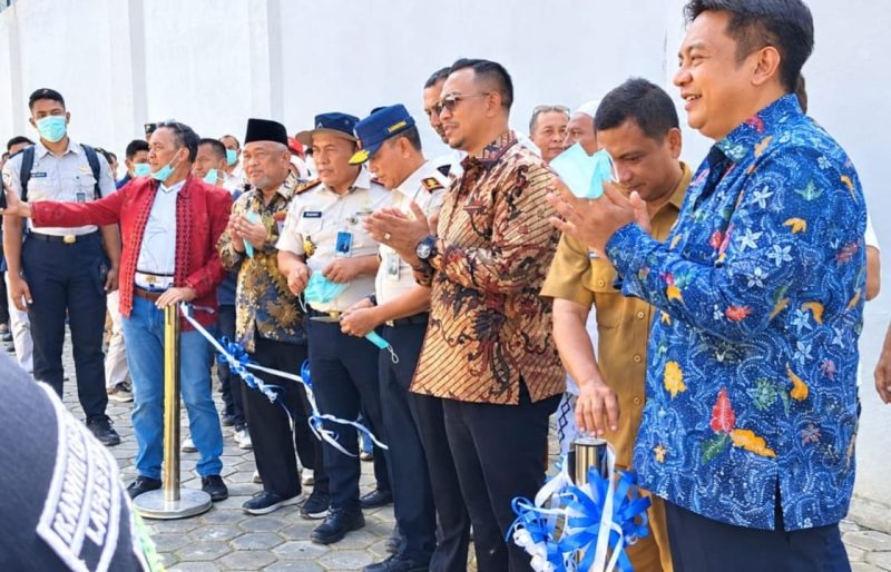 Founder Bashra BIP, Ali Zainal Abidin bersama Kepala Kantor Wilayah Ditjenpas Jawa Timur, memotong pita sebagai simbol dimulainya pendistribusian hasil ternak ayam petelur.
