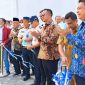 Founder Bashra BIP, Ali Zainal Abidin bersama Kepala Kantor Wilayah Ditjenpas Jawa Timur, memotong pita sebagai simbol dimulainya pendistribusian hasil ternak ayam petelur.