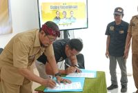 PWI Pamekasan dan Dinas Perpustakaan melakukan penandatanganan MoU.