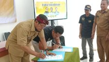 PWI Pamekasan dan Dinas Perpustakaan melakukan penandatanganan MoU.