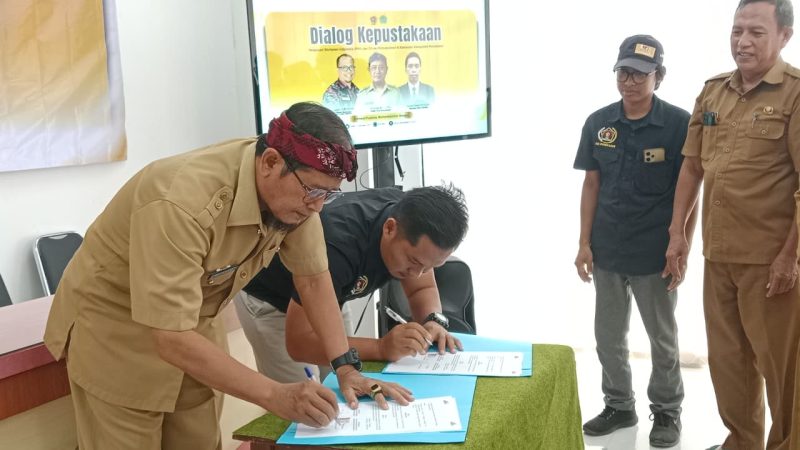 PWI Pamekasan dan Dinas Perpustakaan melakukan penandatanganan MoU.
