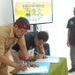 PWI Pamekasan dan Dinas Perpustakaan melakukan penandatanganan MoU.