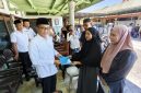 Bupati Pamekasan, KH Kholilurrahman, saat saat menyerahkan bantuan kepada keluarga korban.