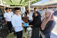 Bupati Pamekasan, KH Kholilurrahman, saat saat menyerahkan bantuan kepada keluarga korban.