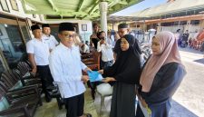 Bupati Pamekasan, KH Kholilurrahman, saat saat menyerahkan bantuan kepada keluarga korban.