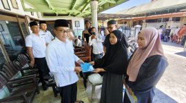 Bupati Pamekasan, KH Kholilurrahman, saat saat menyerahkan bantuan kepada keluarga korban.