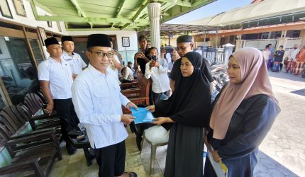 Bupati Pamekasan, KH Kholilurrahman, saat saat menyerahkan bantuan kepada keluarga korban.