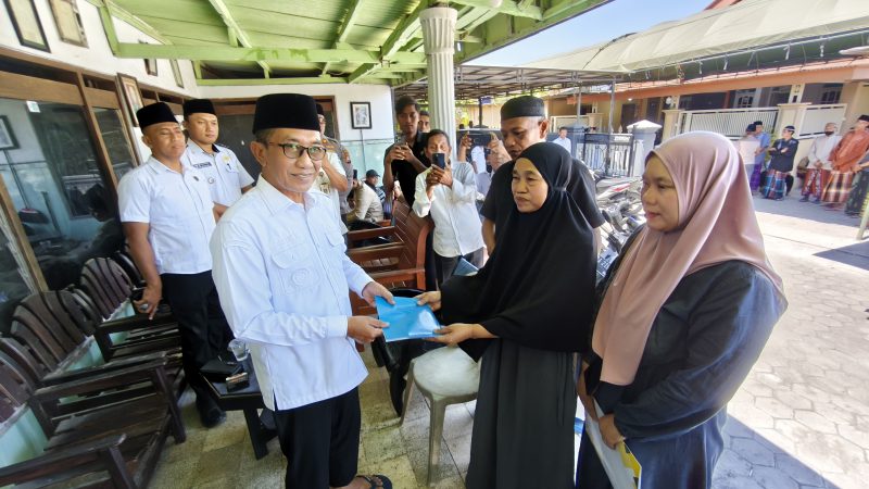 Bupati Pamekasan, KH Kholilurrahman, saat saat menyerahkan bantuan kepada keluarga korban.